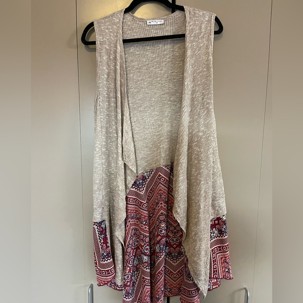 Tank top “cardigan” with pattern at bottom